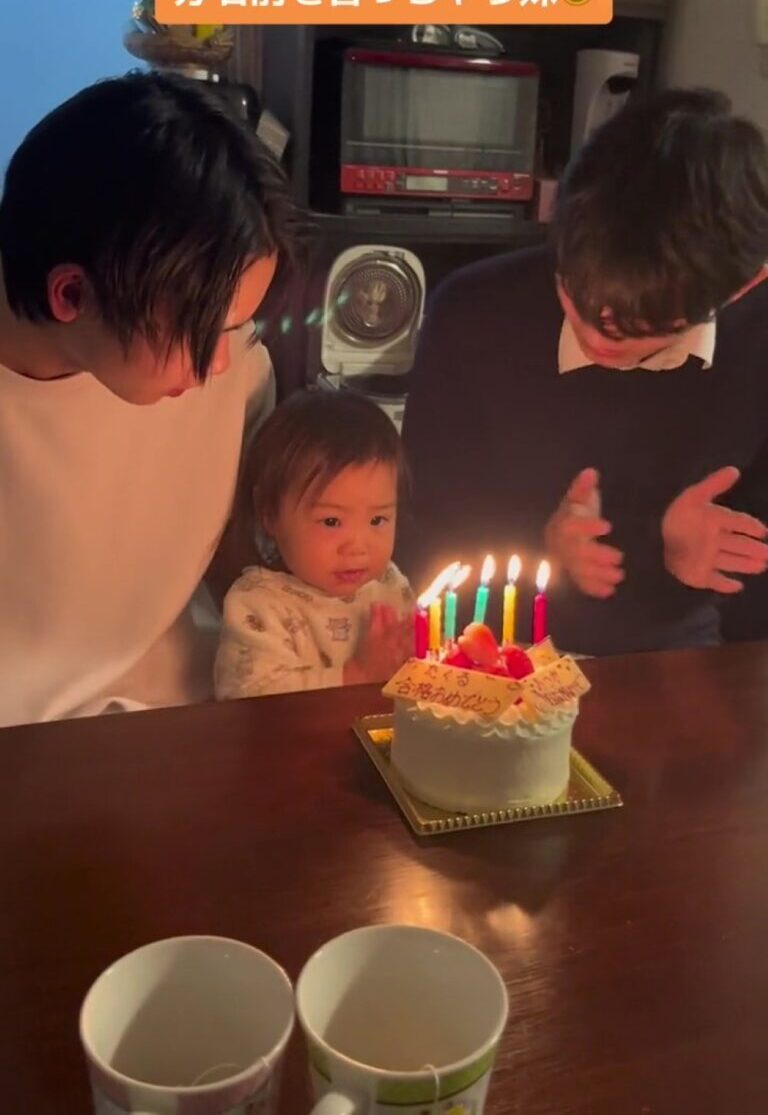18歳兄の誕生日をお祝いする2歳妹　しかし、よく見ると「吹かせてやれよ！」「ほっこり」