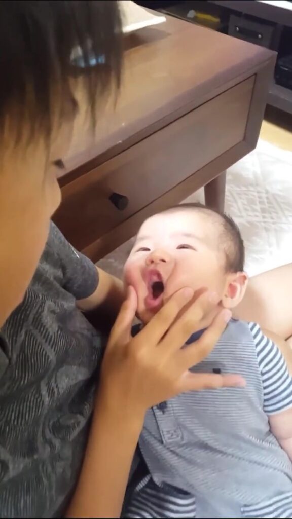 ほっぺをぷにぷに（＠mi_tantanさんより提供）