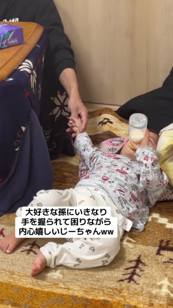 ぎゅっと手を握るお子さん（＠minchu0722さんより提供）