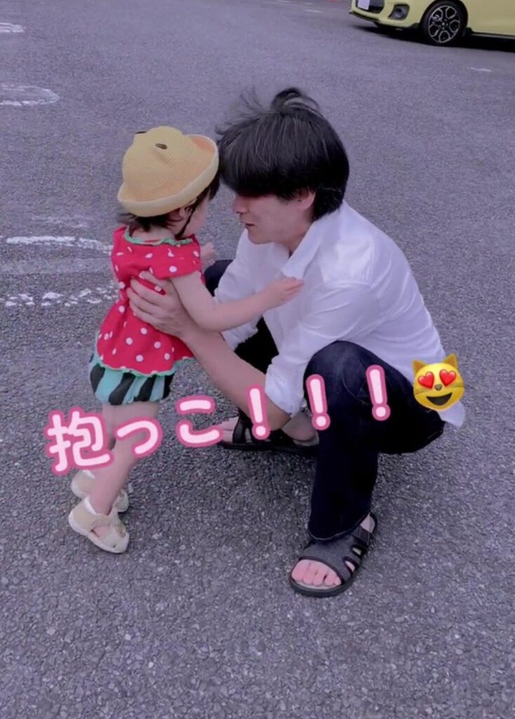 抱っこをせがむ娘さん（＠mutsutsu2さんより提供）