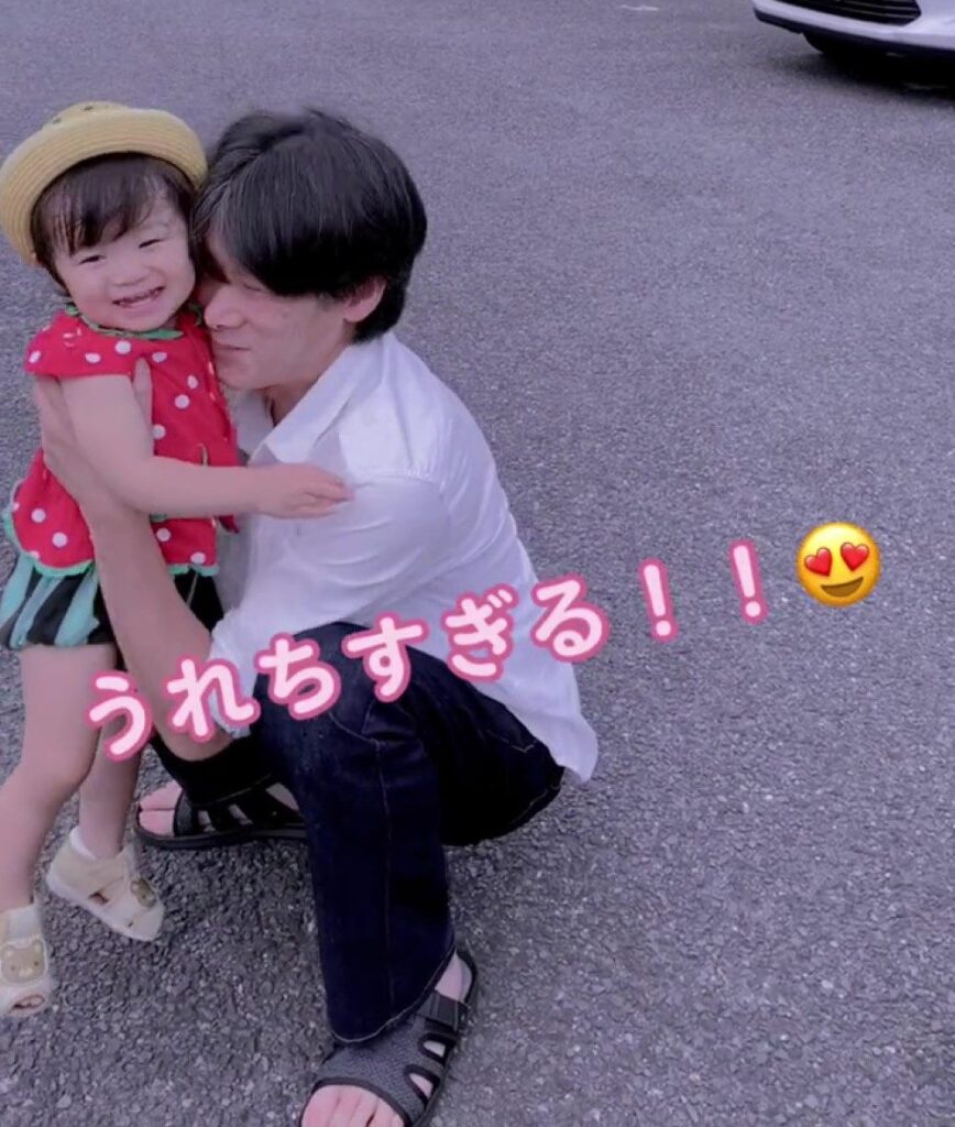 嬉しそうな娘さん（＠mutsutsu2さんより提供）