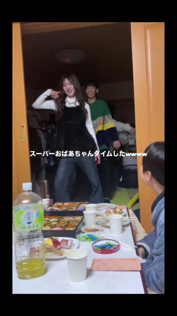 踊り出すMIYOさんたち（＠myon_79さんより提供）