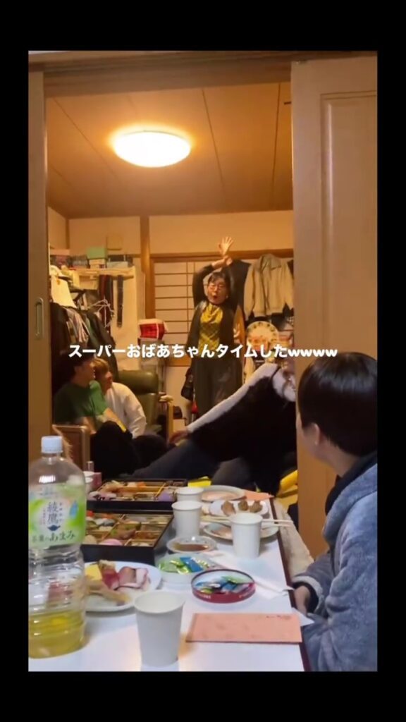 おばあちゃんが登場！（＠myon_79さんより提供）