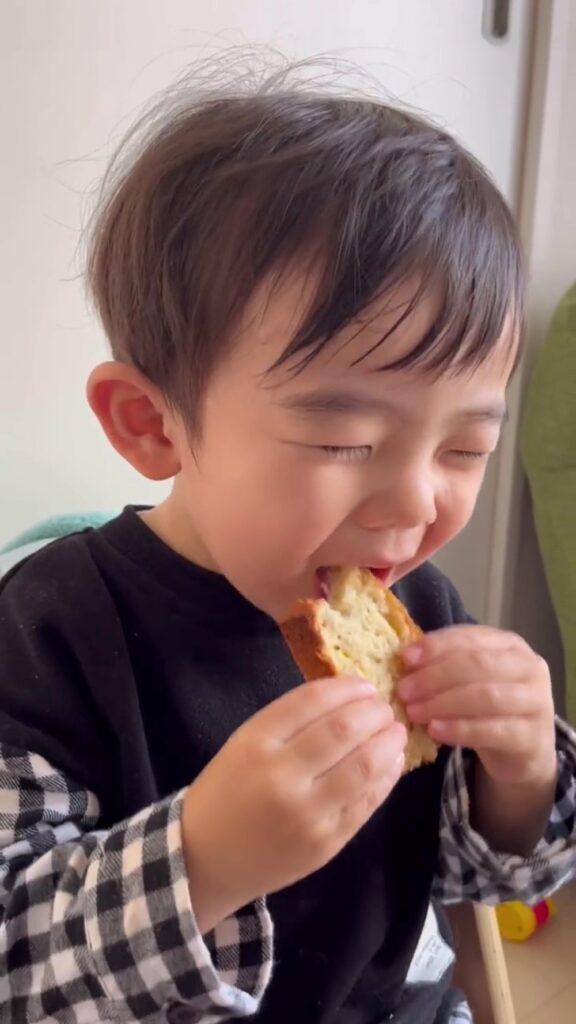 おいしそうに食べる息子さん（＠uino_albumさんより提供）