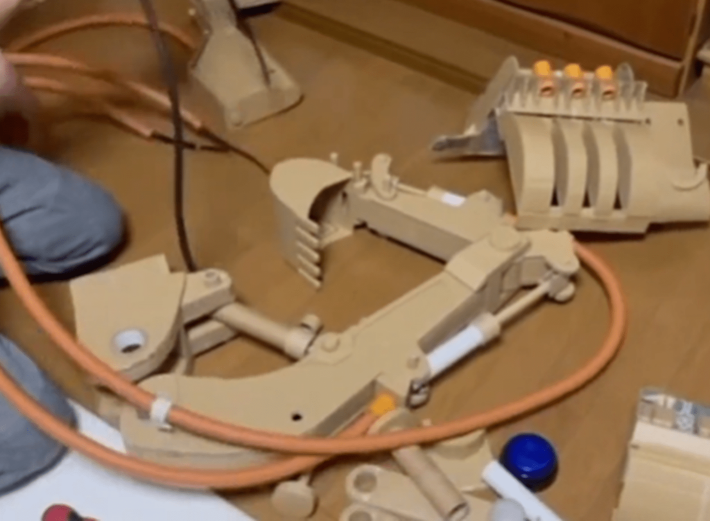 部品一つひとつから手作りするじいじ（＠yorozuya_cardboardcraftさんより提供）