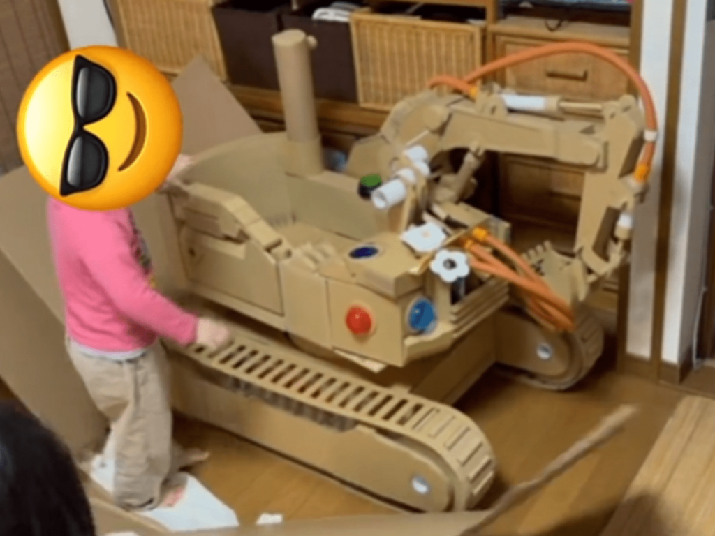 ショベルカーの登場に大喜びのお孫さん（＠yorozuya_cardboardcraftさんより提供）