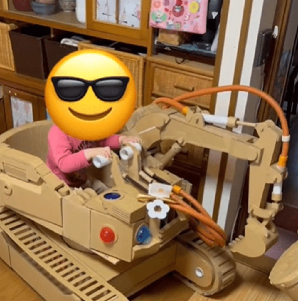 じいじの手作りショベルカーに大喜びのお孫さん（＠yorozuya_cardboardcraftさんより提供）