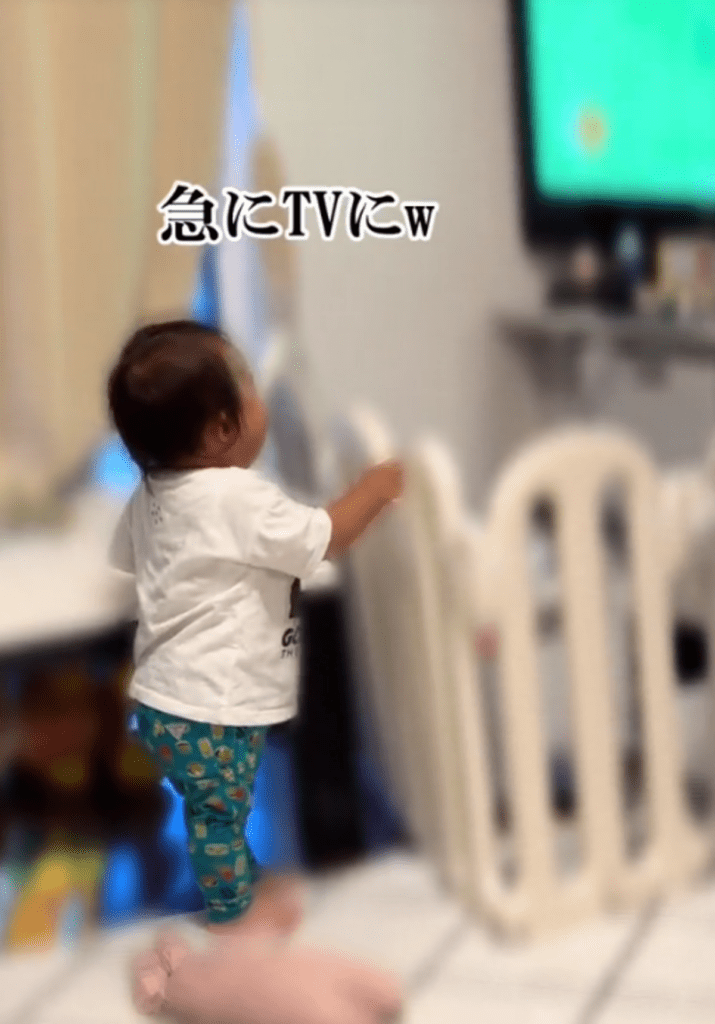 突然テレビを見始める息子さん（@punimarumamaさんより提供）