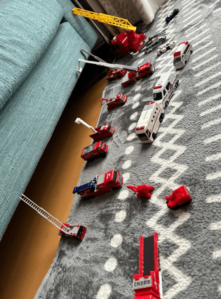 【実際の写真5枚】　救急車の形の手作りケーキ