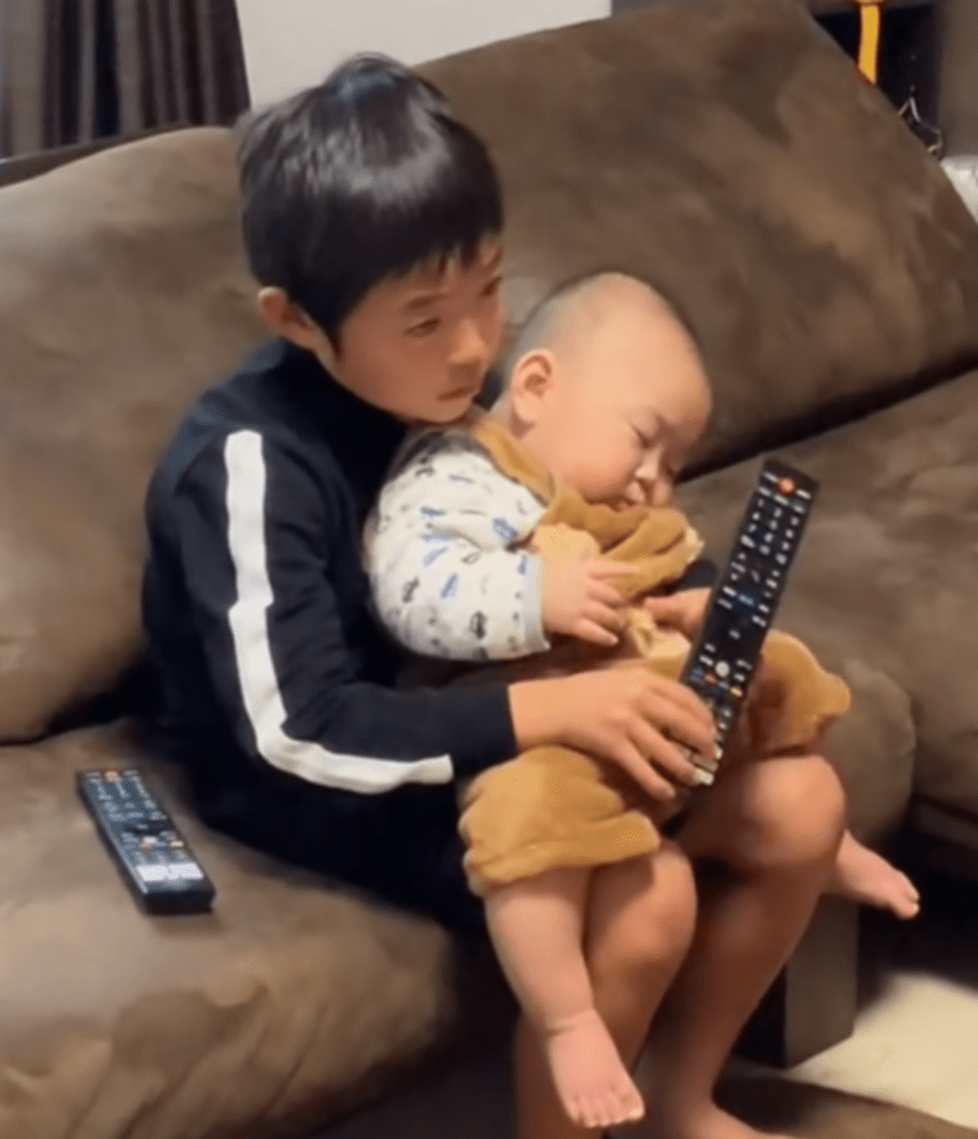 弟くんを抱っこして…（@asekun0509さんより提供）