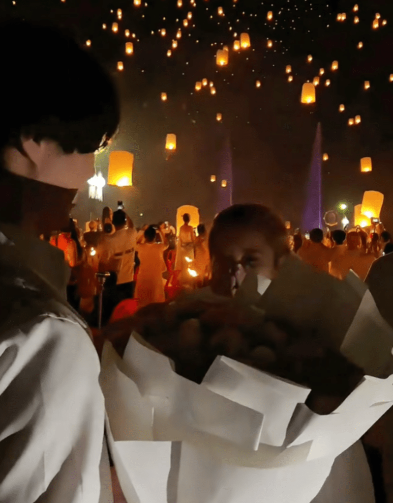 花束と共に（@momosan0627さんより提供）