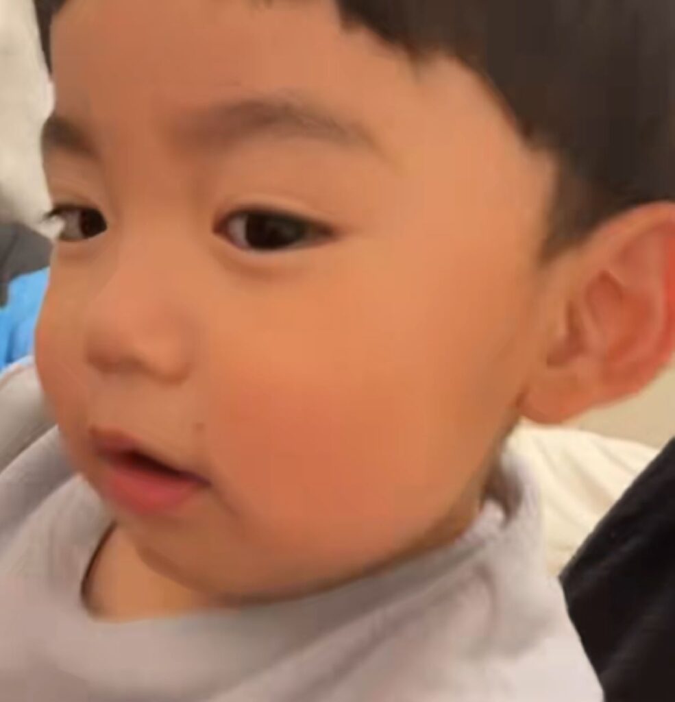 ママさんに抱きつく息子さん（＠soookun._.3さんより提供）