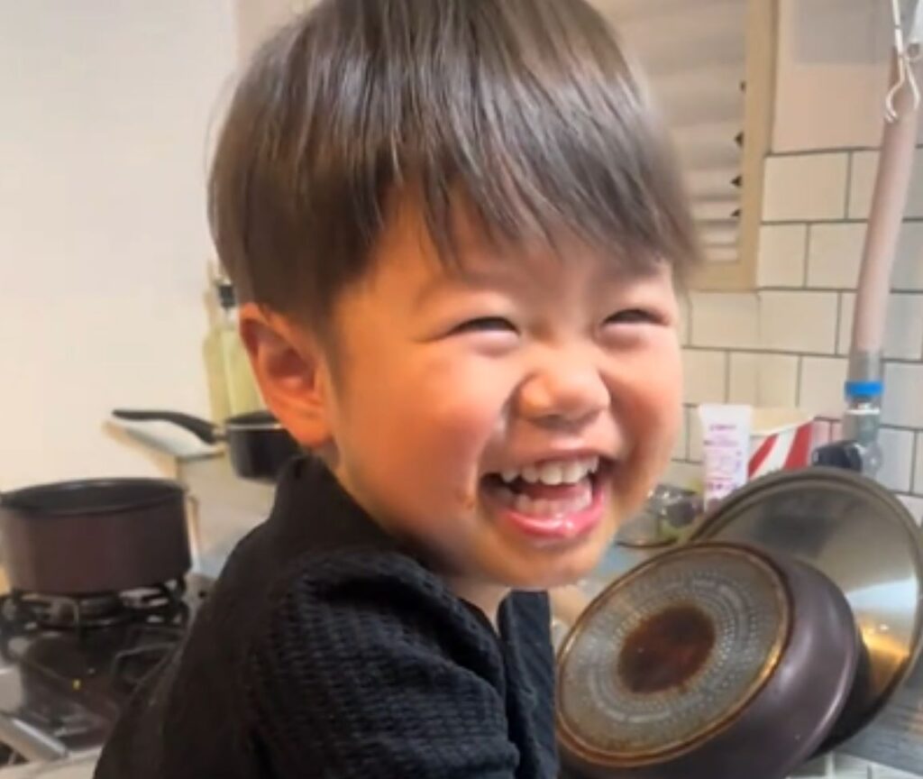 「足がいたい」と息子さん（＠wjiateng3さんより提供）