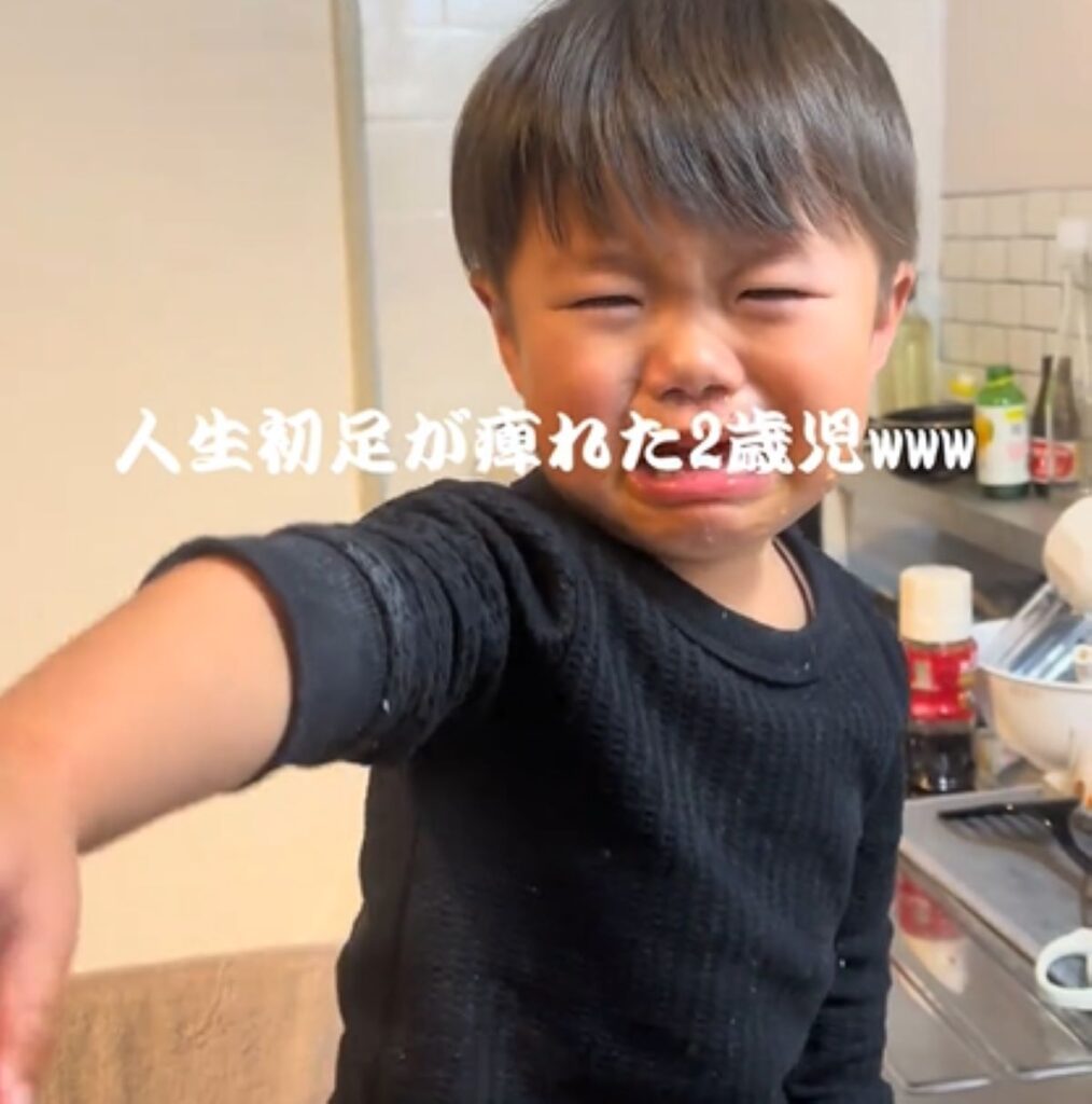 「ママ～」と手を伸ばす息子さん（＠wjiateng3さんより提供）