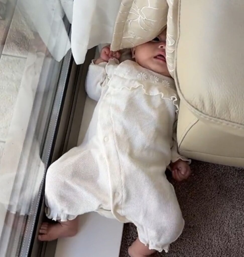 カーテンの中へ…（＠_____su.1__さんより提供）