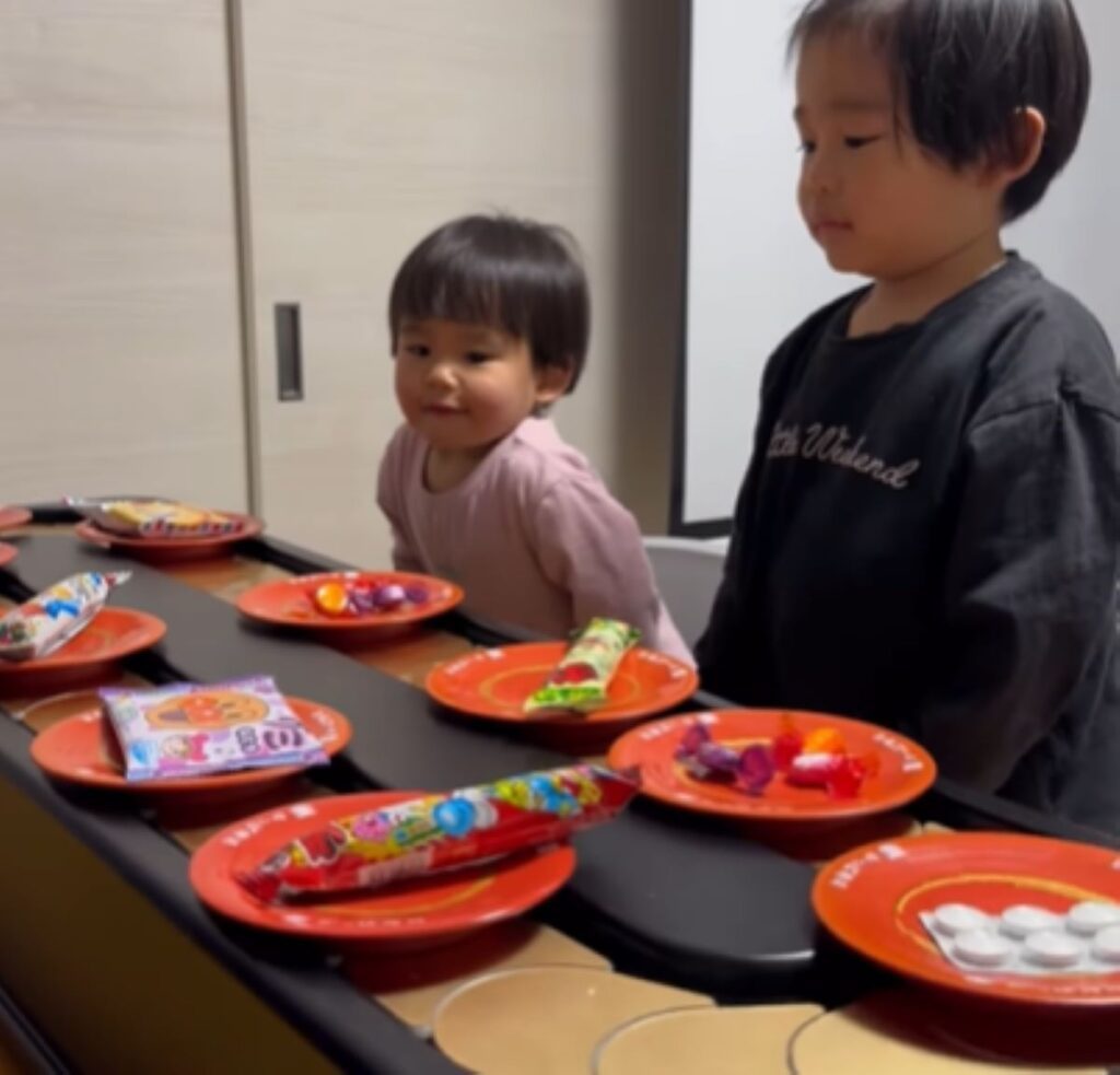 お菓子も回ってきました（＠que.sera.sera_1さんより提供）