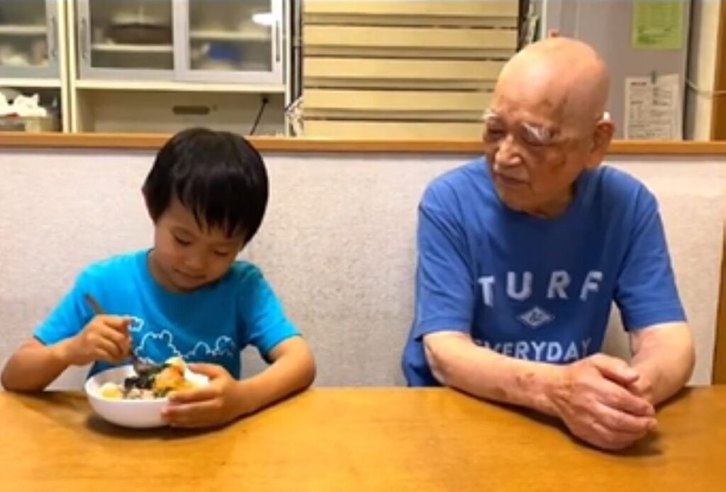 中華丼を食べるひ孫さん（＠ojichannel_youtubeさんより提供）