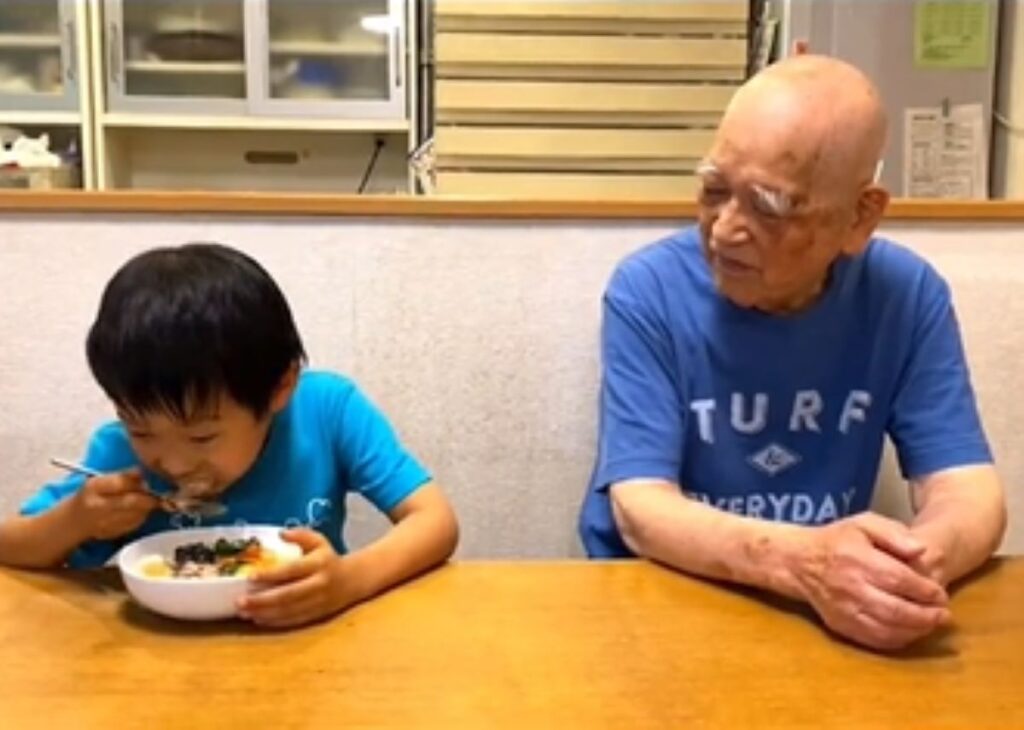 美味しそうに食べるひ孫さん（＠ojichannel_youtubeさんより提供）