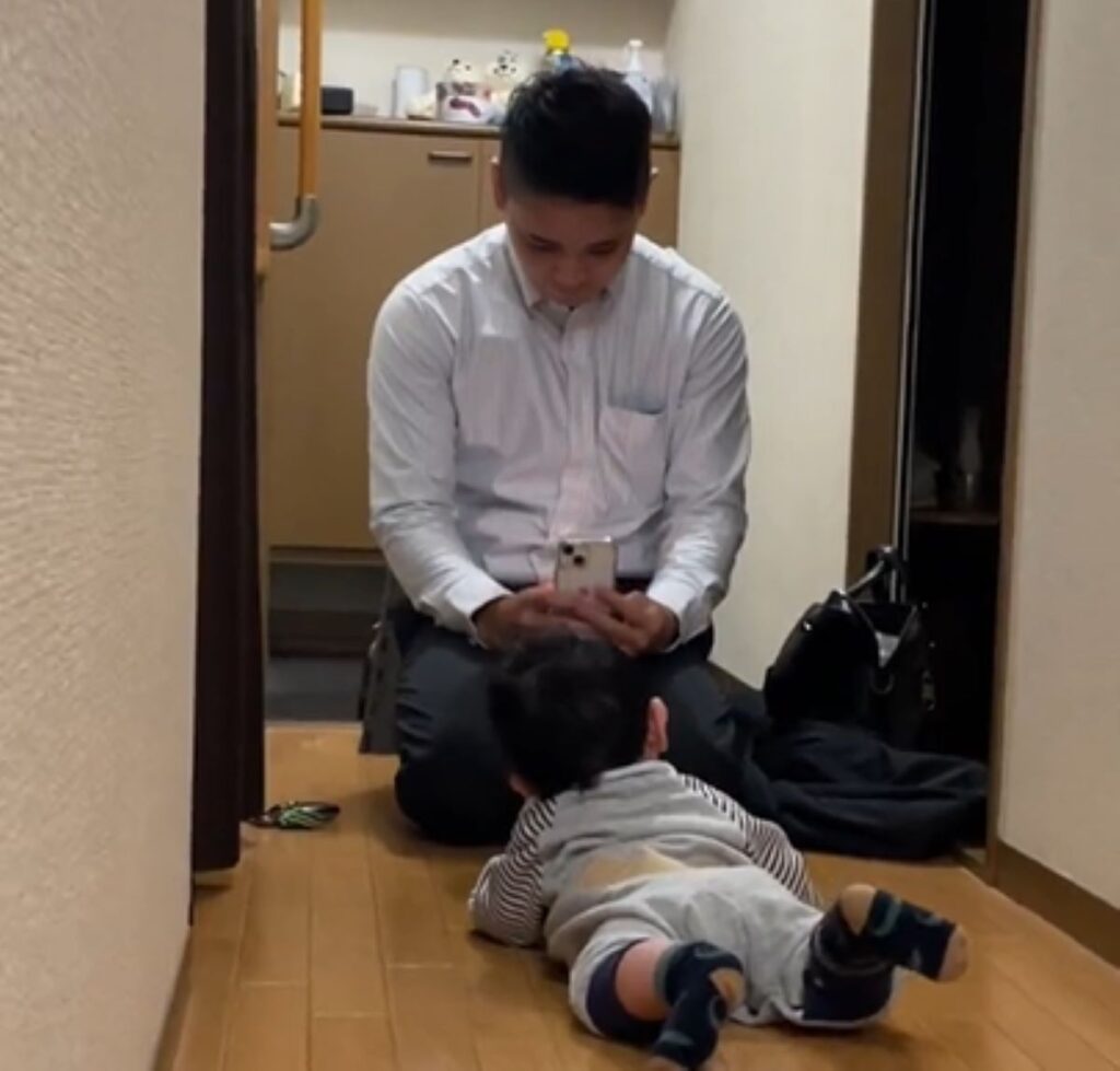 撮影をするパパさん（＠s__y0411さんより提供）