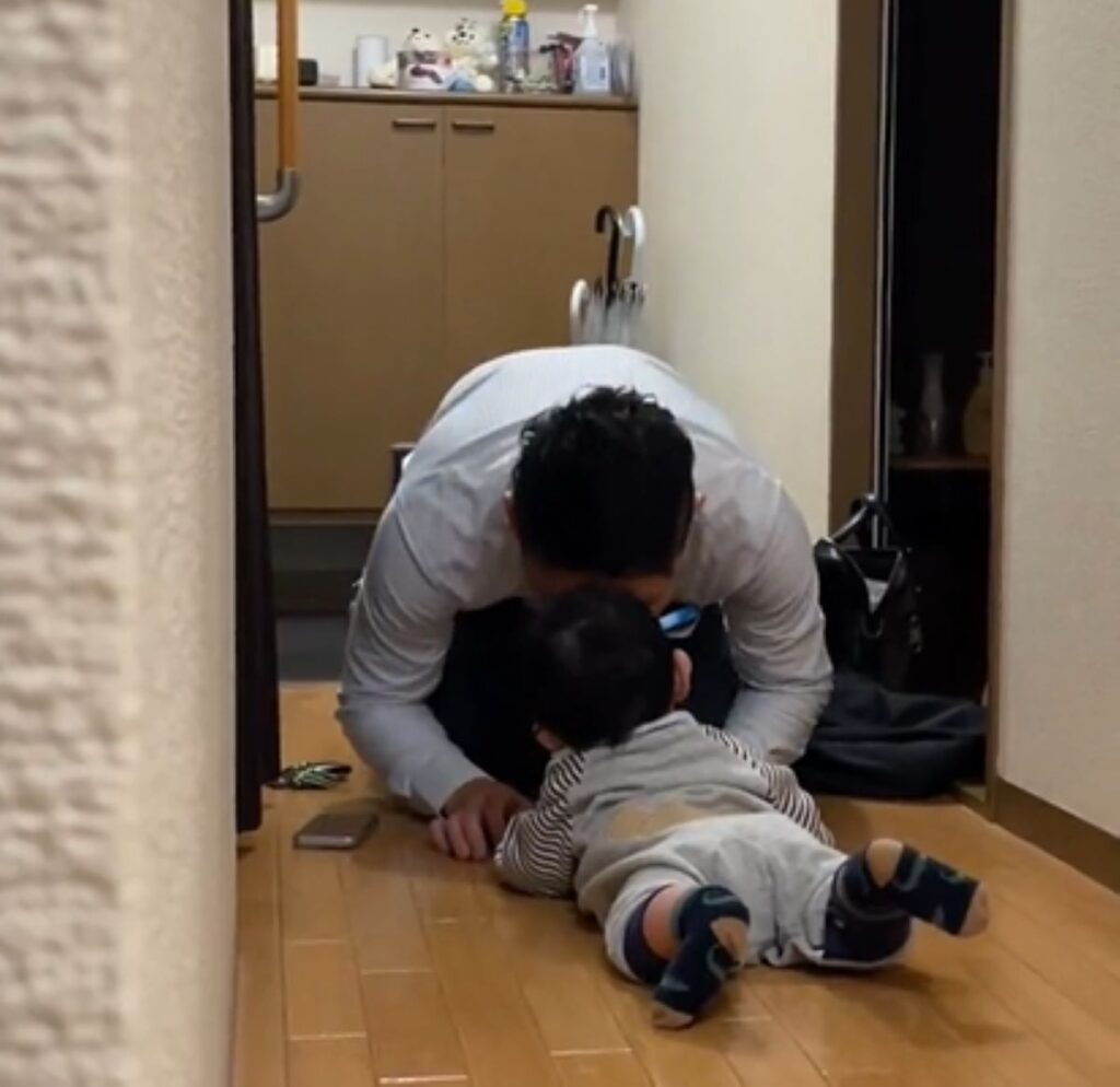 顔を寄せるパパさん（＠s__y0411さんより提供）