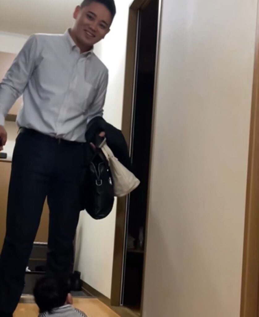 撮影に気づいた様子のパパさん（＠s__y0411さんより提供）