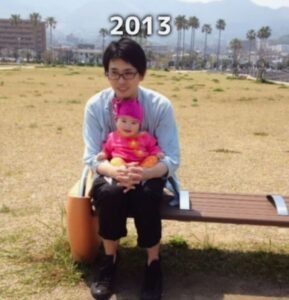父に抱っこされる生後5ヶ月娘　11年後の姿に「幸せを感じられる」「あっという間ですね」