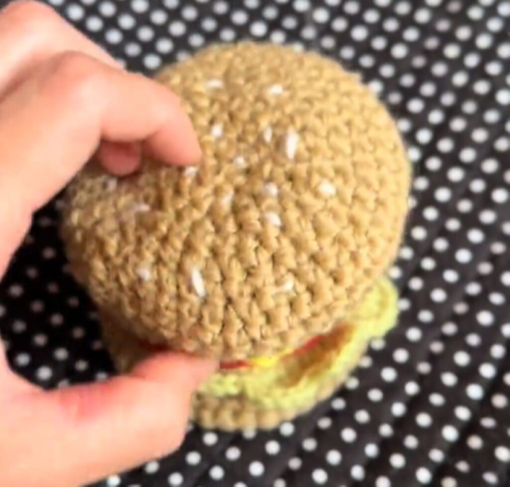 編みぐるみのハンバーガー（＠miya_7955さんより提供）