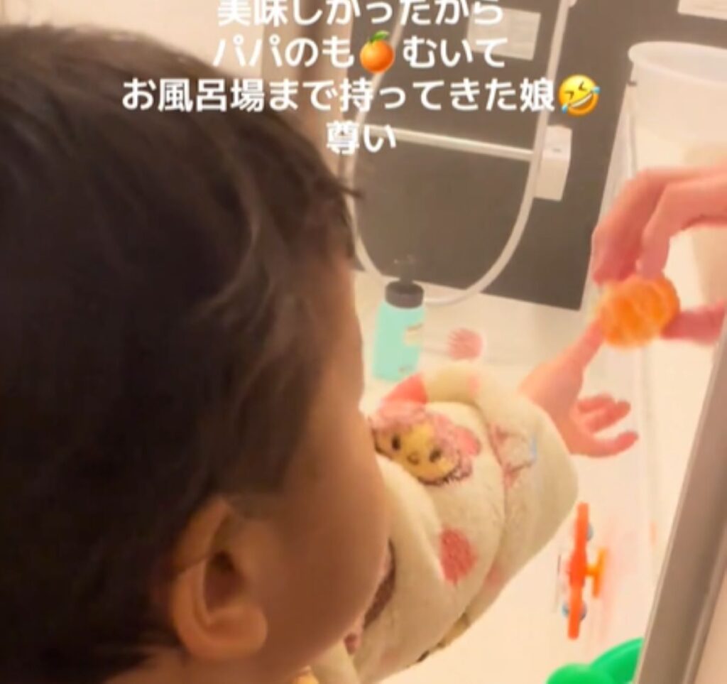 みかんを受け取るパパさん（＠utachanpapaさんより提供）