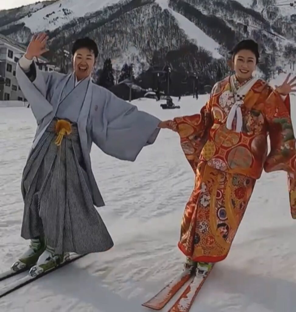 2人で手を繋ぎながら（＠mbr_naganoさんより提供）