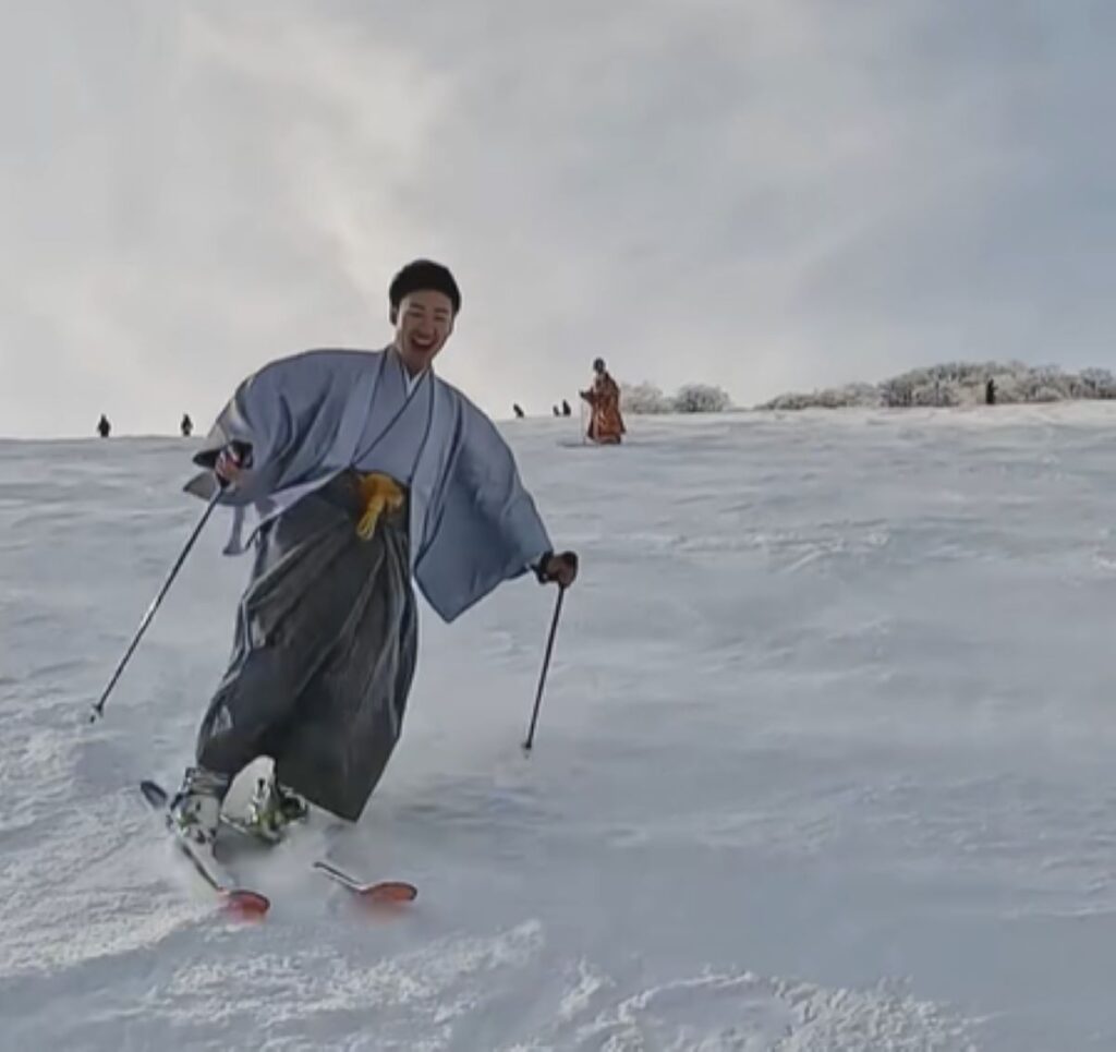 着物を着た新郎もスキーで登場（＠mbr_naganoさんより提供）