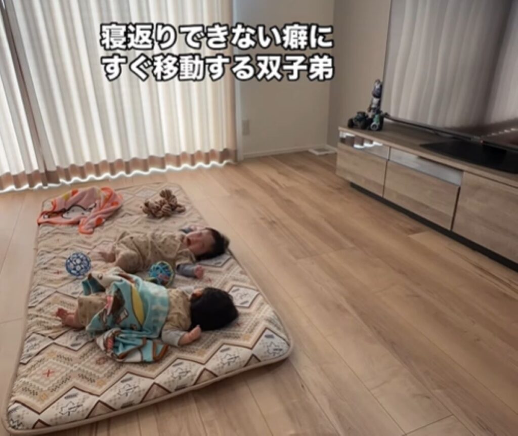 泣きながら移動を始めます（＠twins.mama88さんより提供）