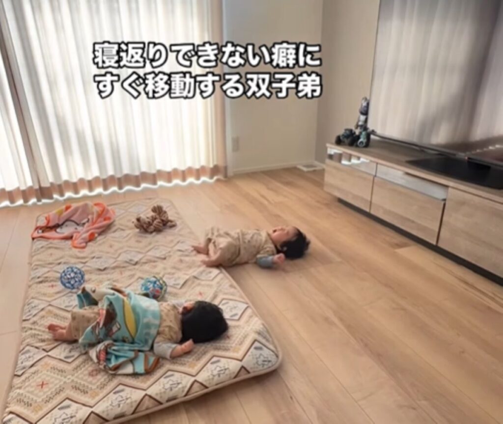あっという間に布団から出た息子さん（＠twins.mama88さんより提供）