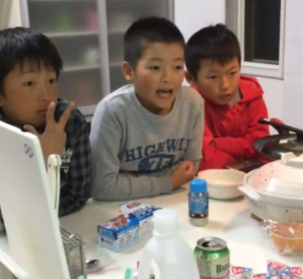 幼い頃の3人（＠zensewabattaさんより提供）