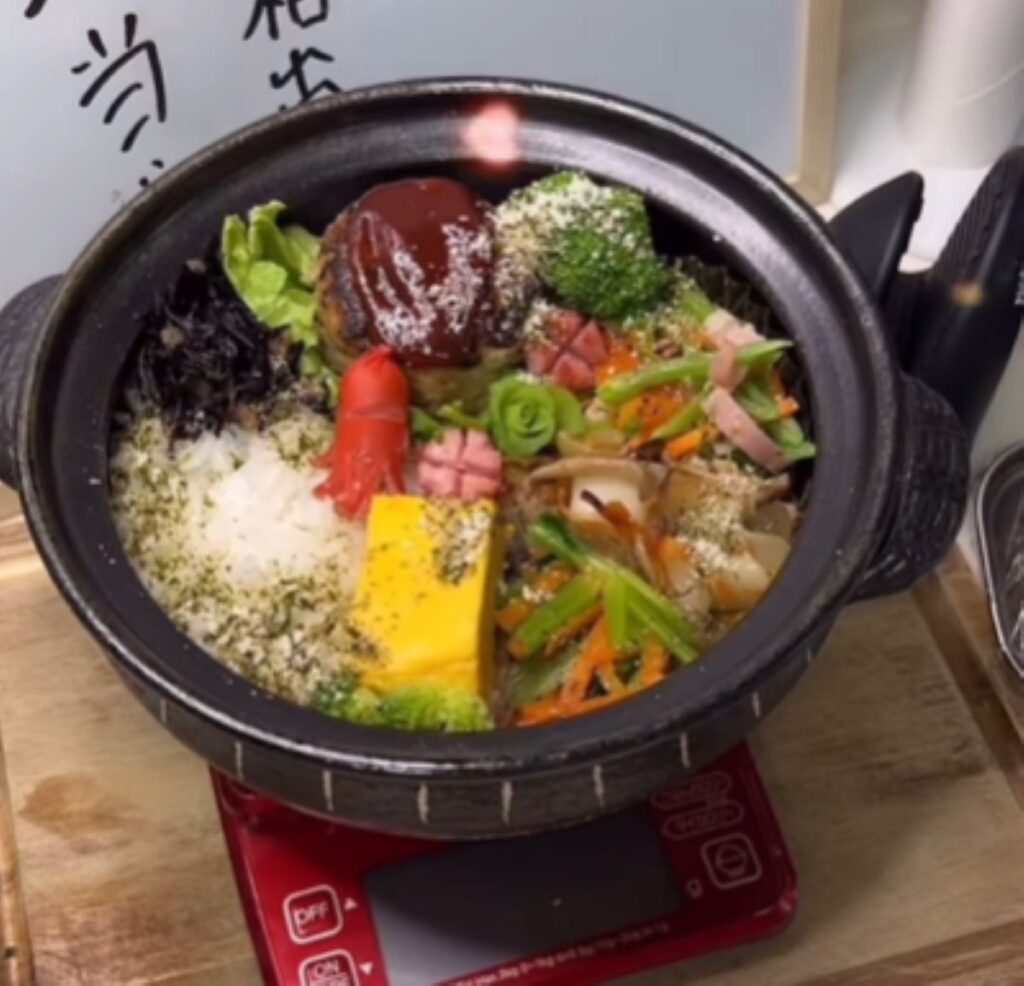 土鍋のお弁当（＠taccocoaさんより提供）