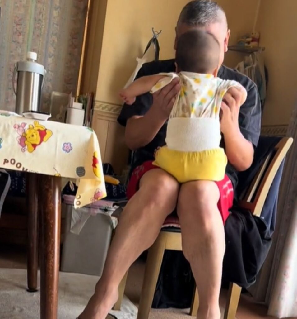 じいじの膝の上へ（＠miku0225.0102さんより提供）