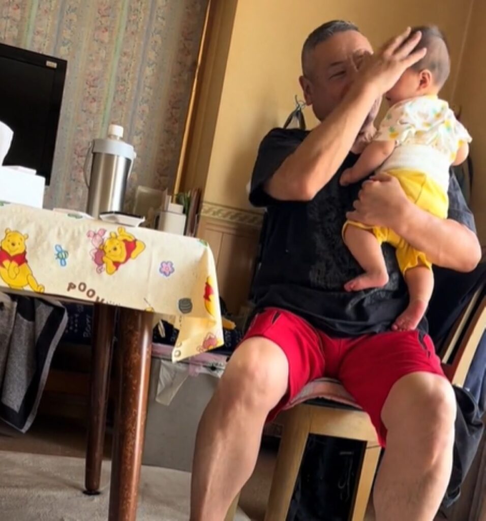 お孫さんをなでなで（＠miku0225.0102さんより提供）