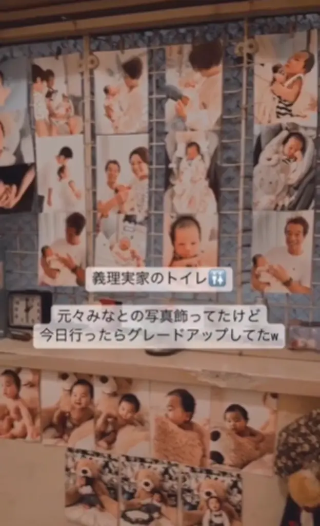 写真で埋まったトイレの窓（@satomiki16さんより提供）