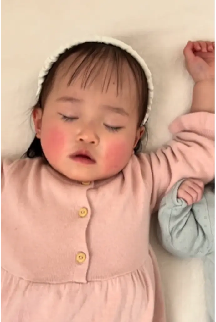 お姉ちゃんの可愛い寝顔（@_mi.25k_さんより提供）