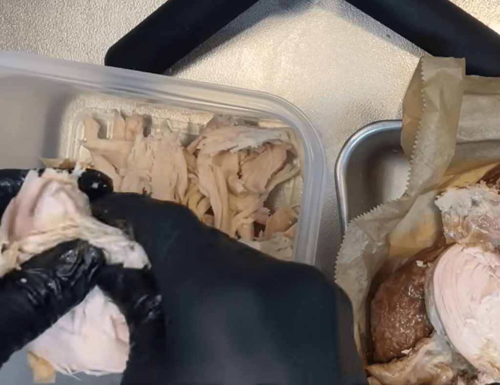 チキンをほぐします（@inukai1101さんより提供）