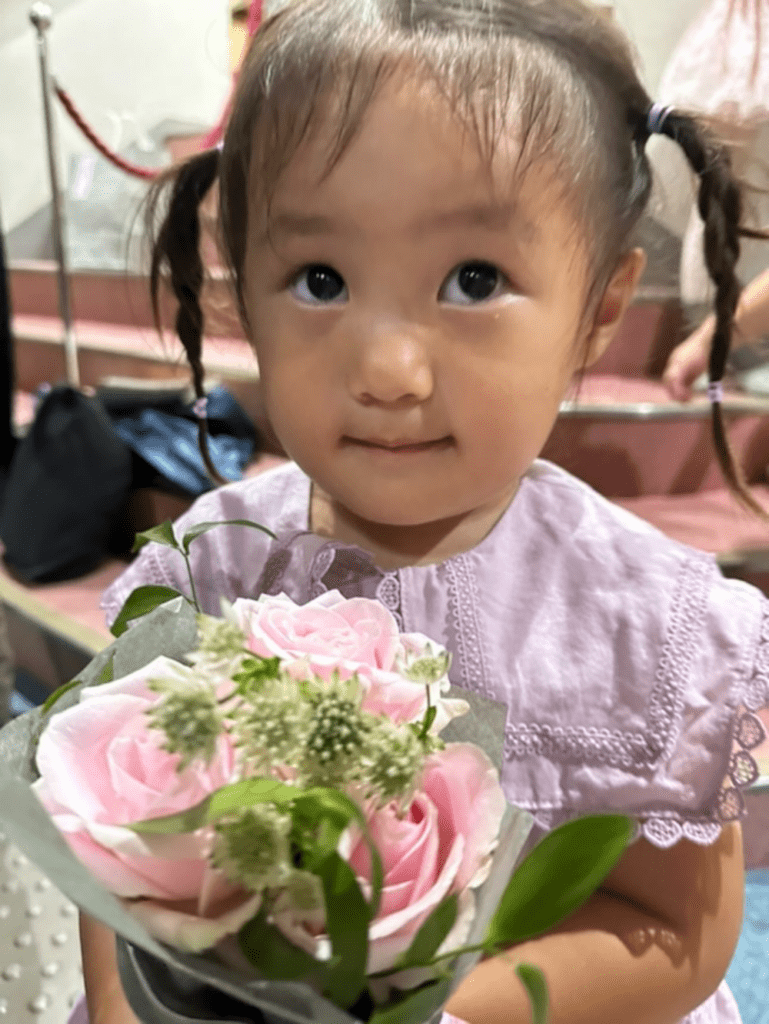 ブーケを手にする娘さん（@akurimiuraさんより提供）