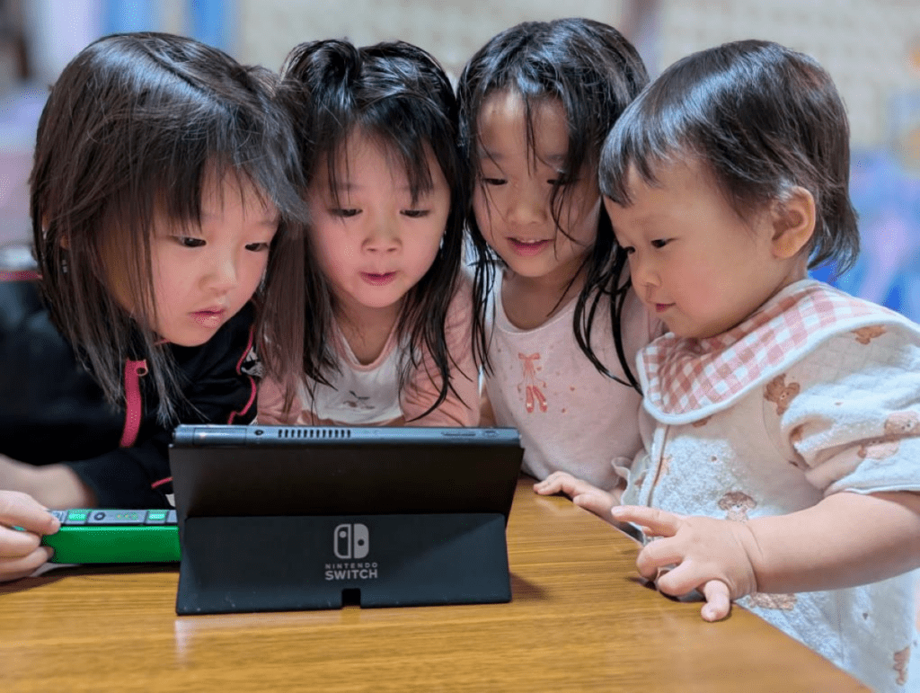 みんなで遊ぶ様子（＠aiue_4sistersさんより提供）