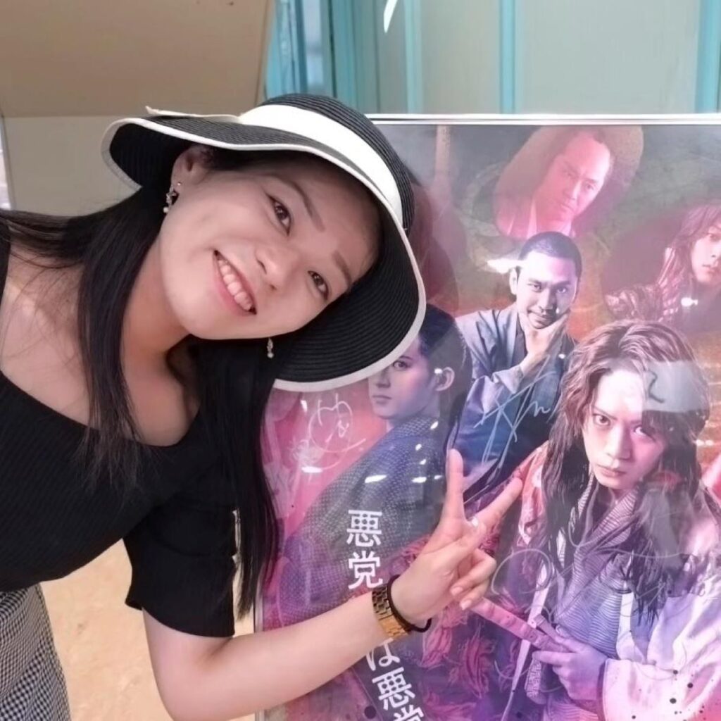 好きな俳優さんのポスターの前で（＠03narumi16さんより提供）