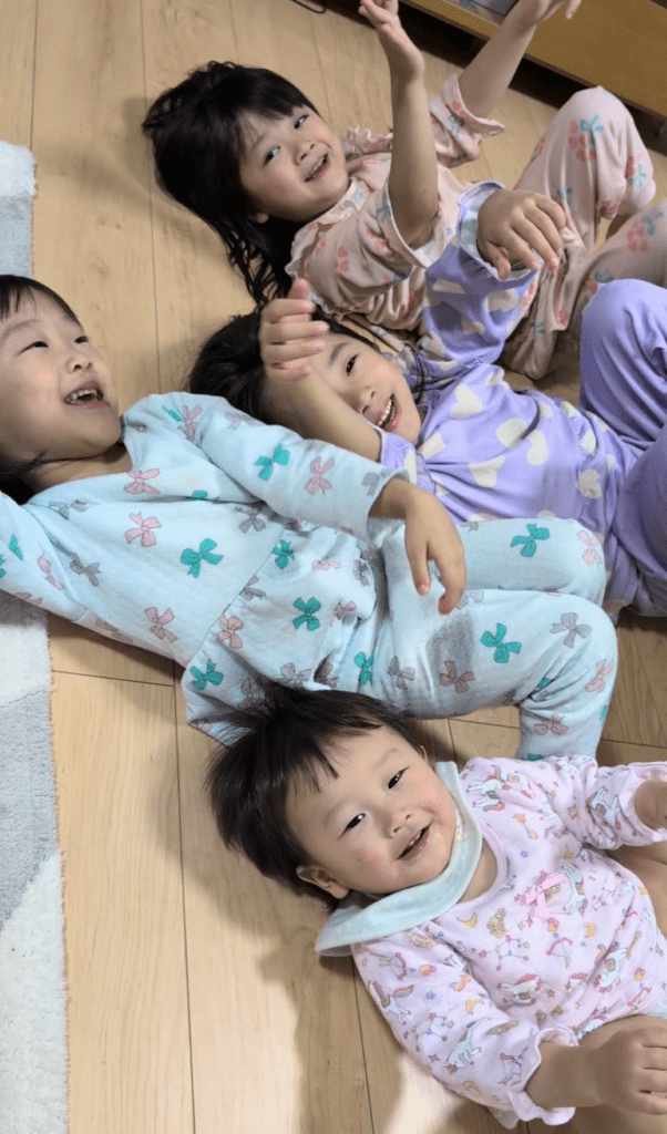 みんなで寝転がる様子（＠aiue_4sistersさんより提供）