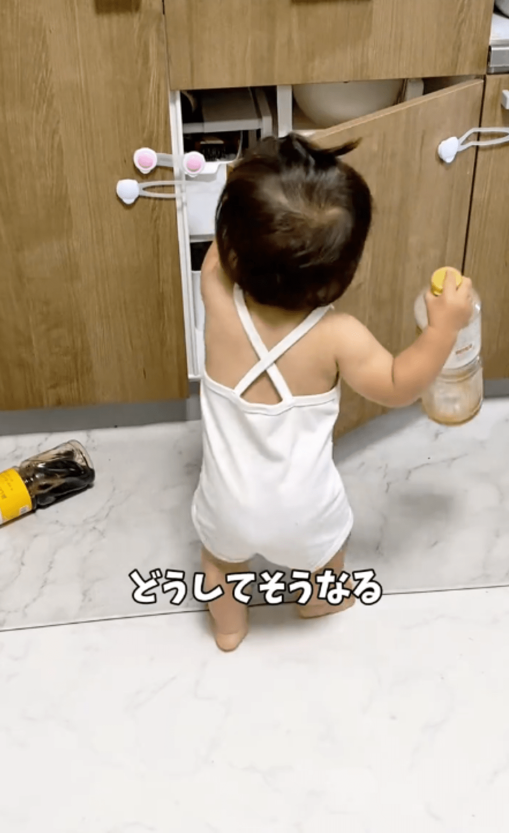 棚を物色する怪しい1歳息子　よく見ていると…「可愛いから許せる」「ヤドカリみたい」「超可愛い」