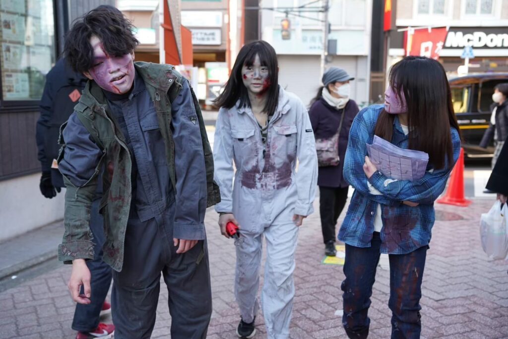 ゾンビに扮する大学生たち