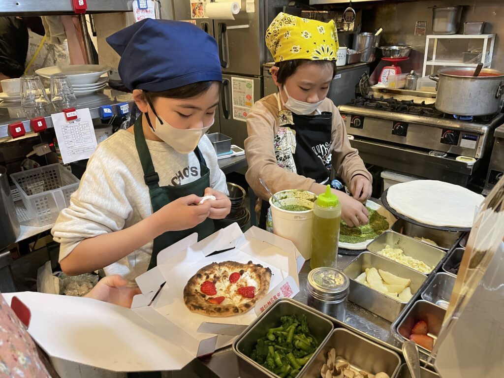 ピザを作る子どもたち