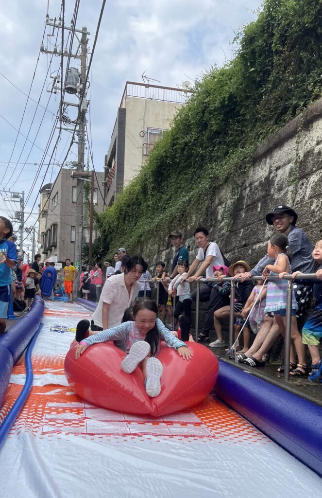 商店街にウォータースライダーが出現！