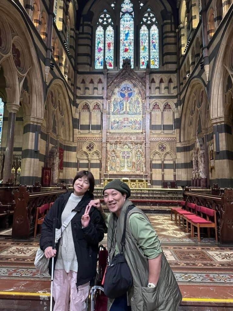 100都市ハネムーンの　ファーストトリップにてオーストラリアのメルボルン大聖堂前（＠blind_photographer622jpさんより提供）