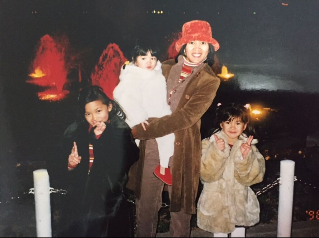 昔のお母さんと3姉妹（＠ayapam118さんより提供）