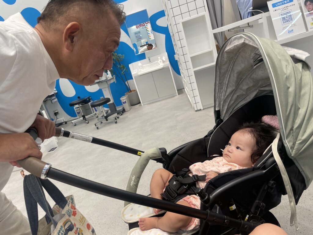 ベビーカーに乗る娘さん（＠rena.s0220さんより提供）